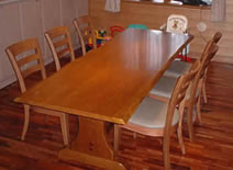 自分で選んだ原木からオリジナルテーブルが造れます！